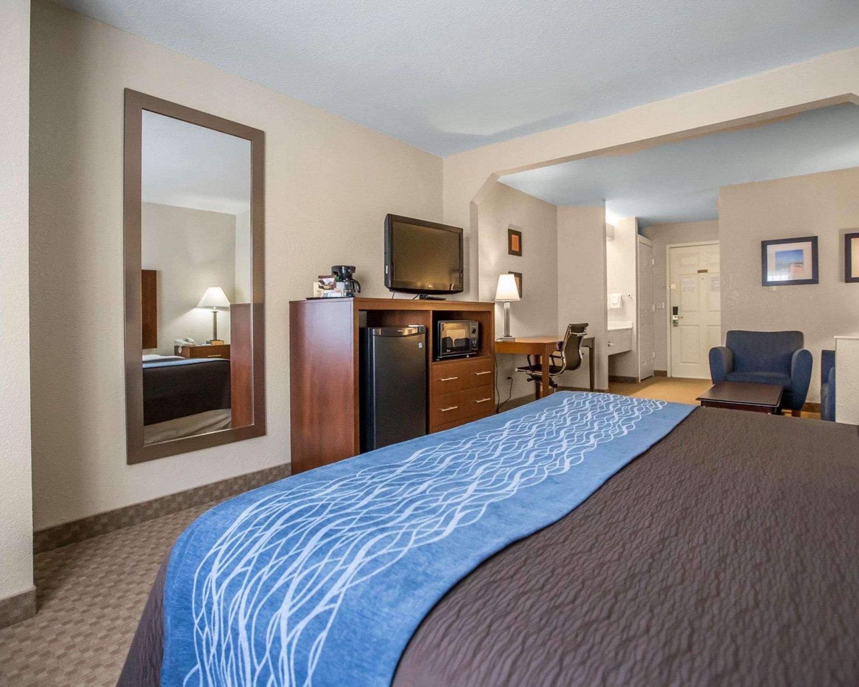 Hotel Quality & Near I-88 2*