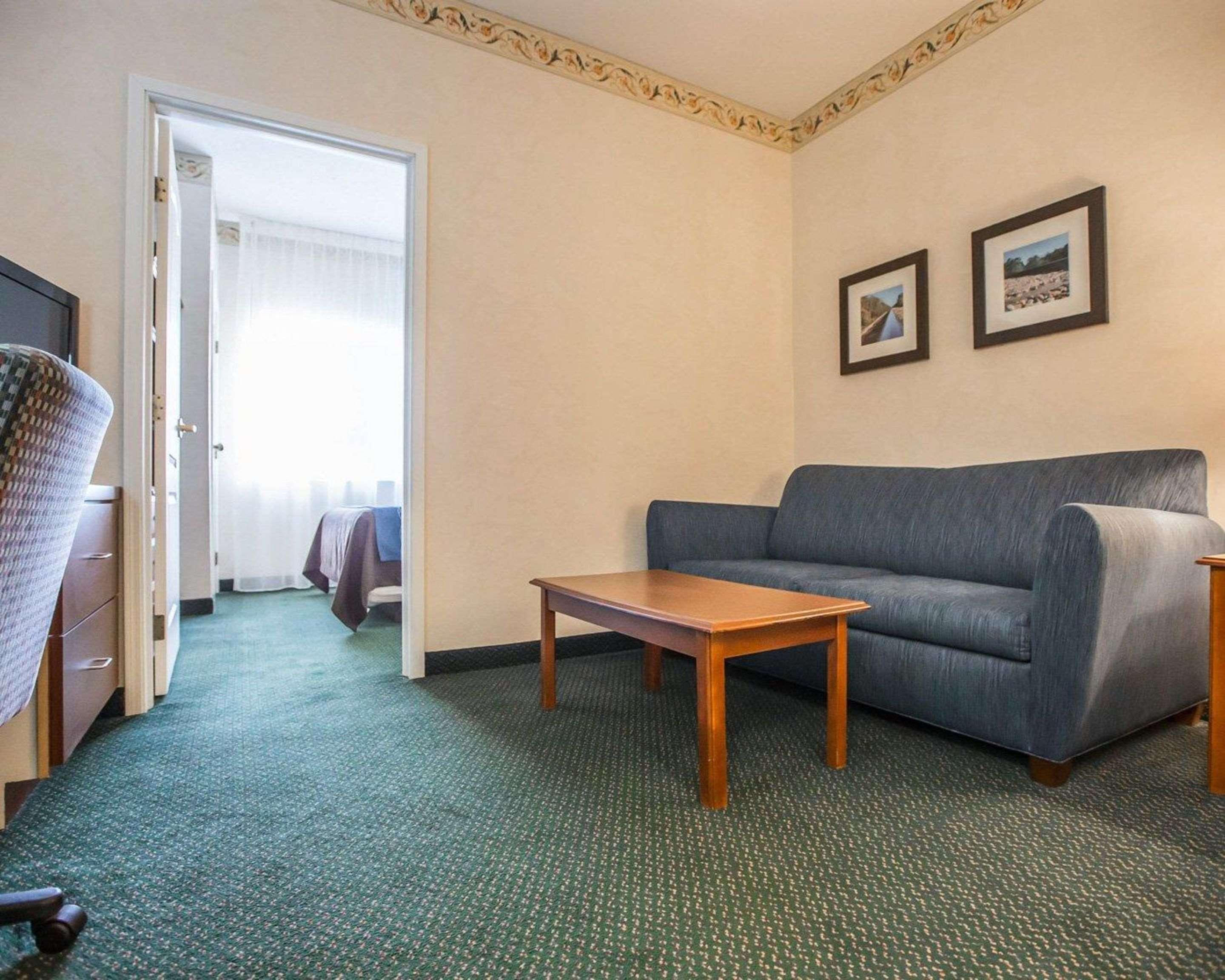 Hotel Quality & Near I-88 2*