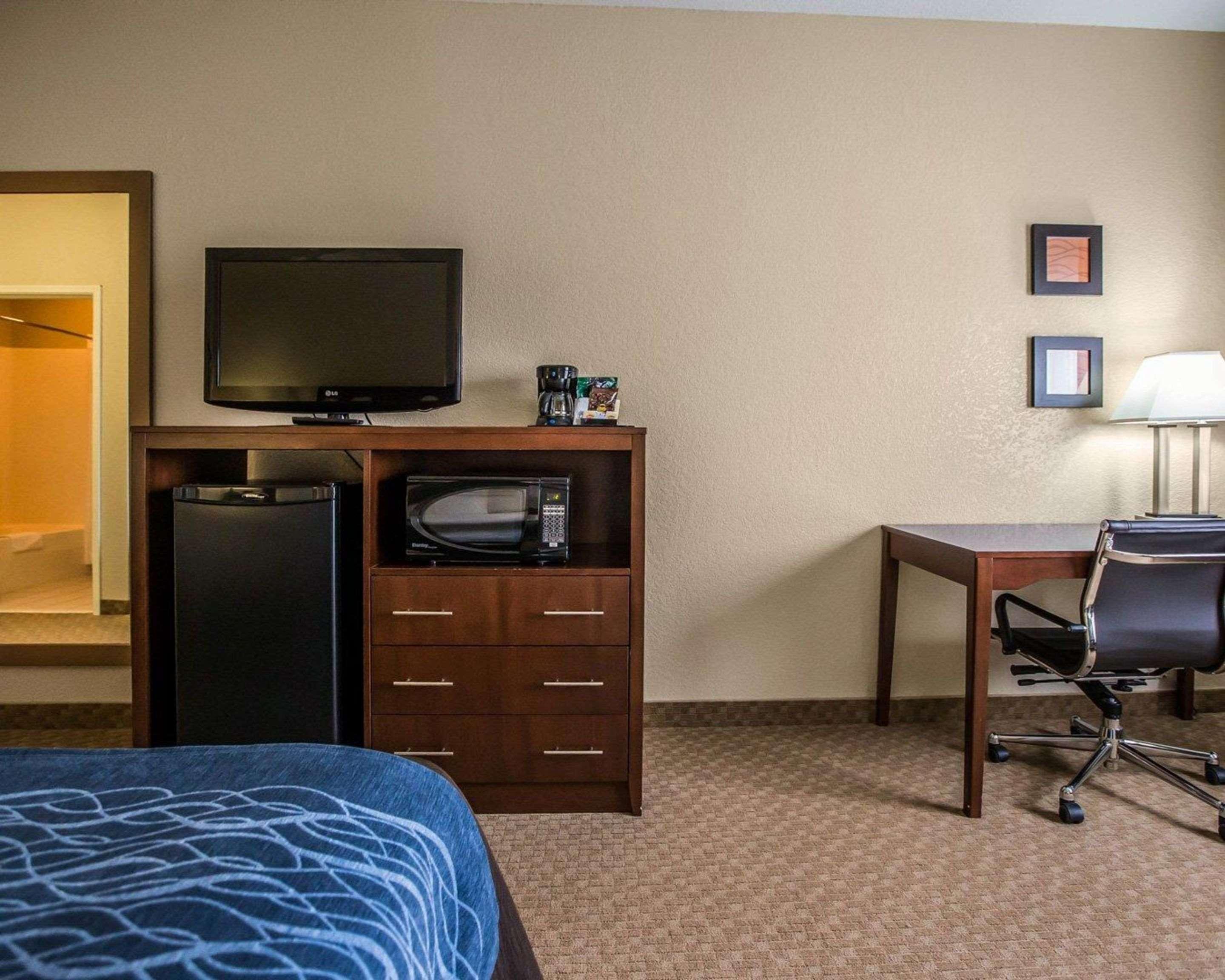 Hotel Quality & Near I-88 2*