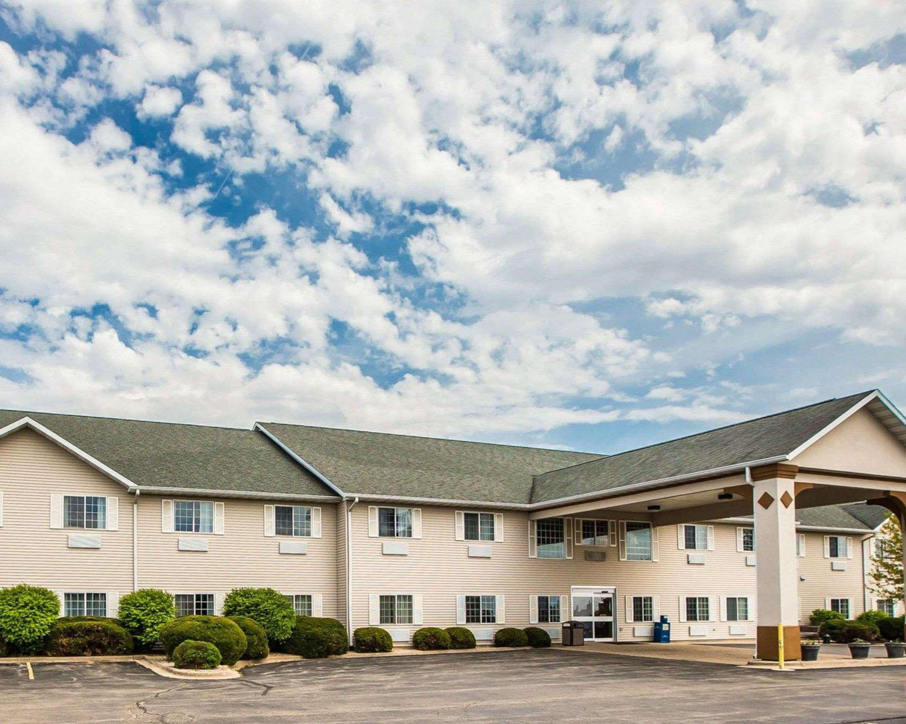 Hotel Quality & Near I-88 2*
