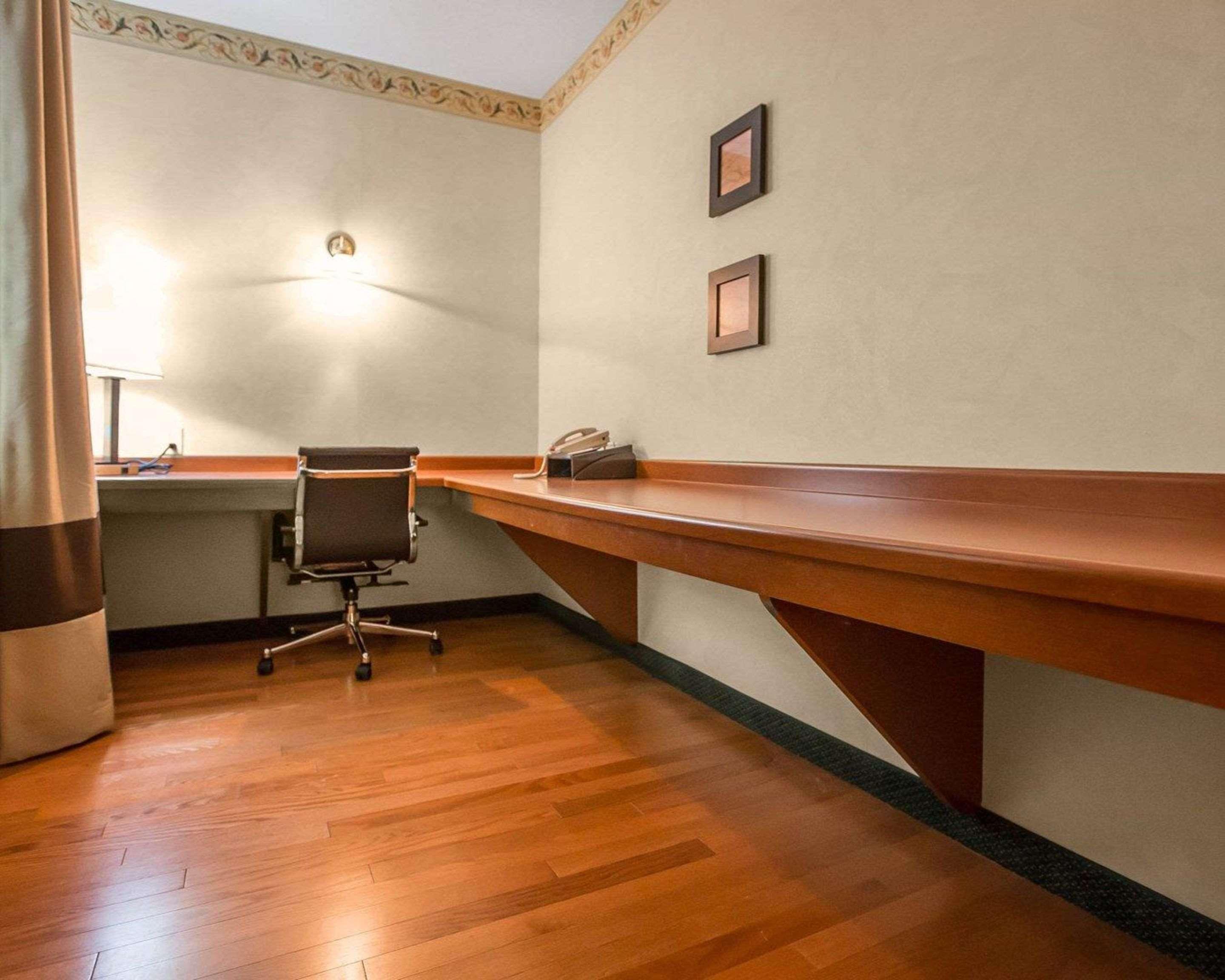 Hotel Quality & Near I-88 Dixon